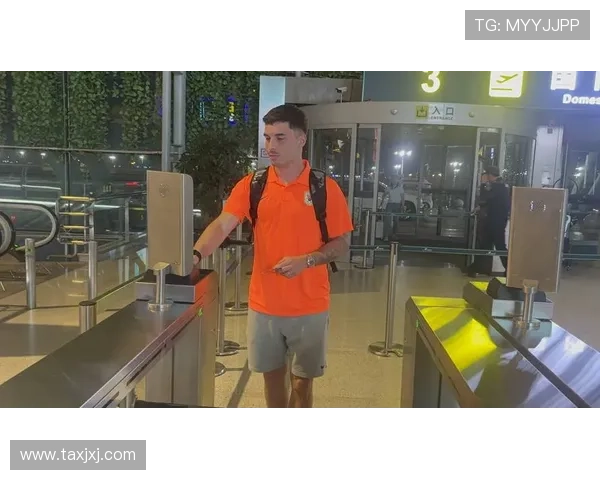 泰山队航班今凌晨四点多顺利起飞,启程征战新赛季 泰山队航班今凌晨四点多顺利起飞,启程征战新赛季